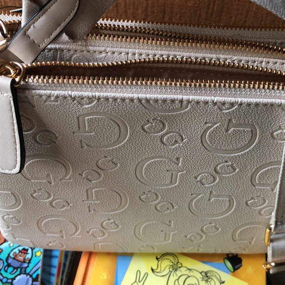 Guess Cross Body Bag, New with tag - Picture 8 of 9
